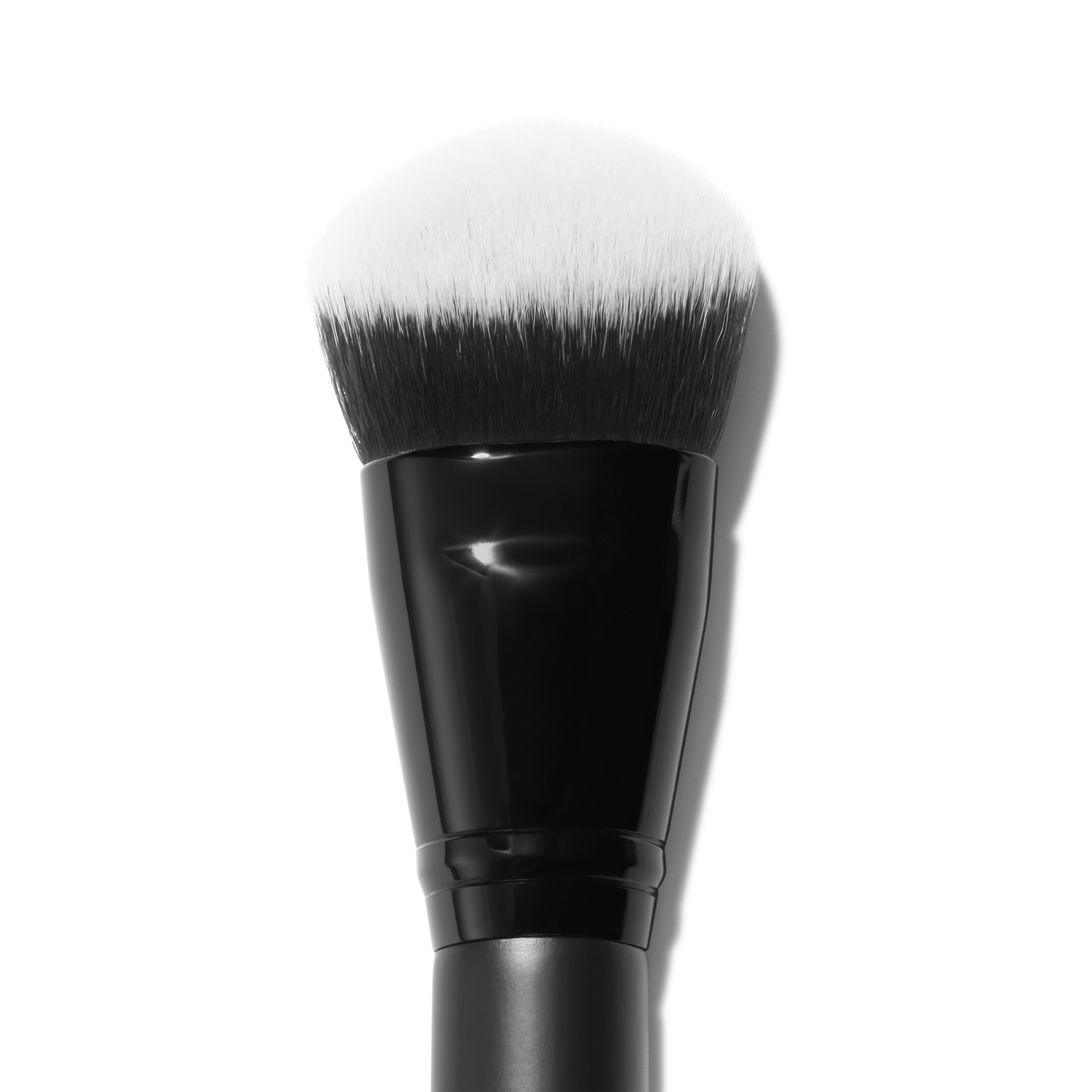 smooth-swipe-foundation-brush-m6 81456_Detail_R.png