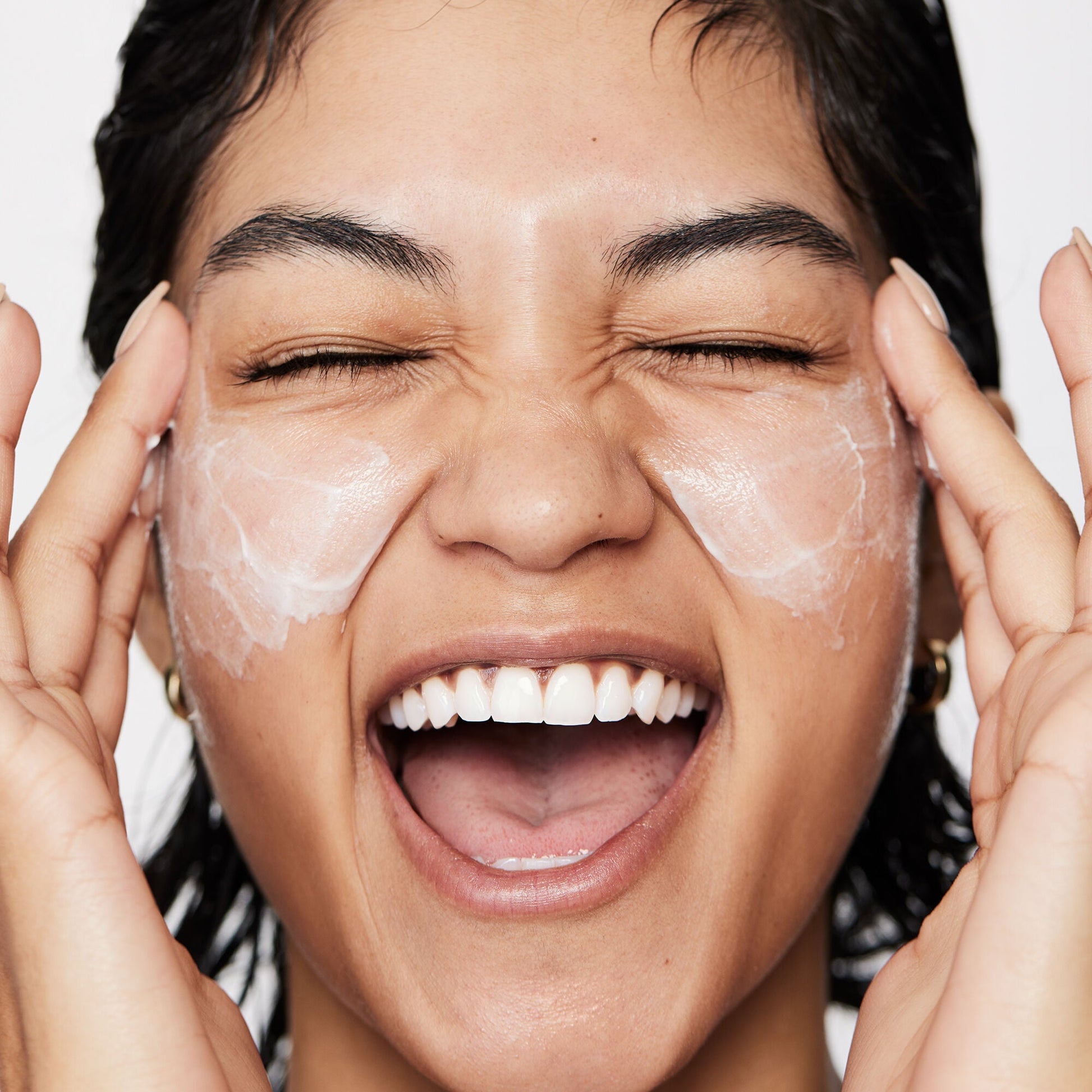 pure-skin-moisturizer-v0 040822_Model_Pure-Moisturizer_200_RT2-V1_RGB040822_Model_Pure-Moisturizer_200_RT2-V1_V1_IGF.jpg