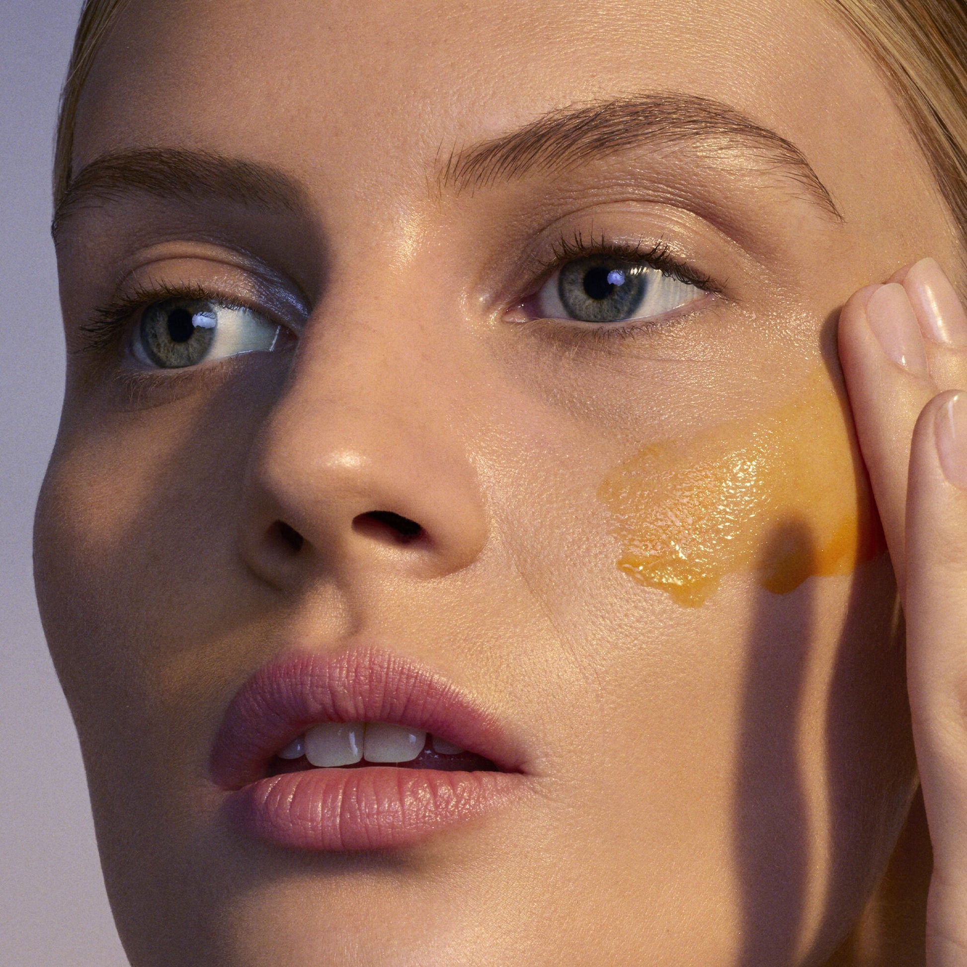 youth-boosting-advanced-night-retinoid-serum-regular-m5 080222_Florence_ANR_0403_IGF_V2.jpg