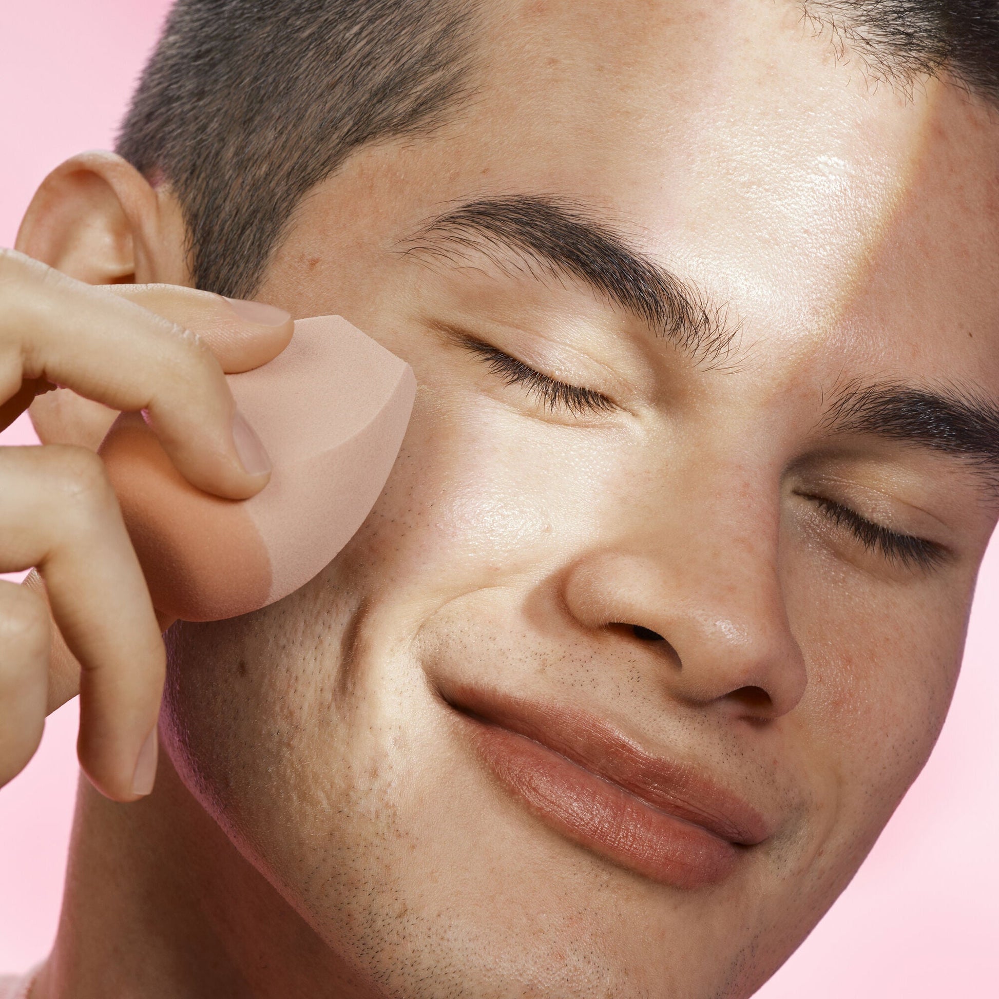 halo-glow-angled-silicone-face-sponge-q7 102124_HGST_Alfredo_Application_0134_v2_RGB_IGF.jpg