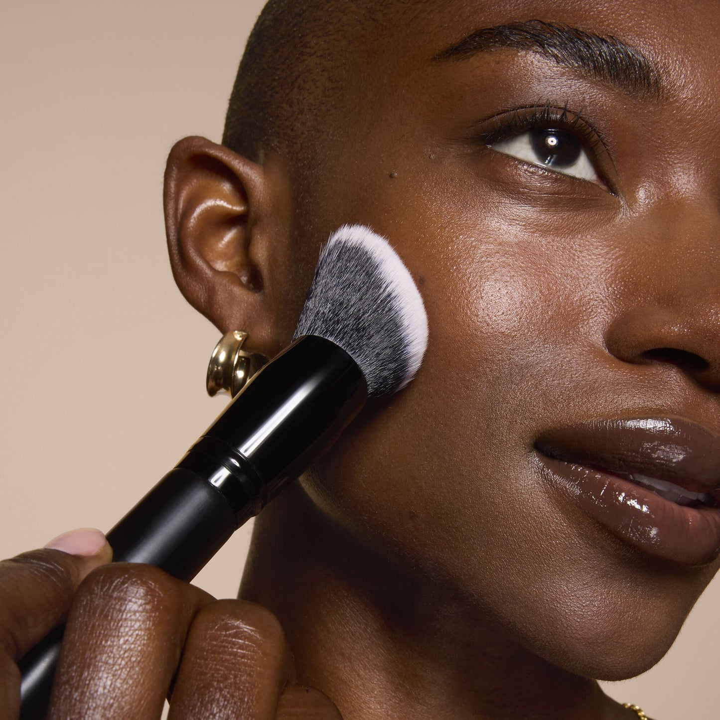 smooth-swipe-foundation-brush-m6 81456_MOM_SMOOTH_SWIPE_FOUNDATION_BRUSH_TOOL_SHOT_IYANNA_0169_V4.jpg