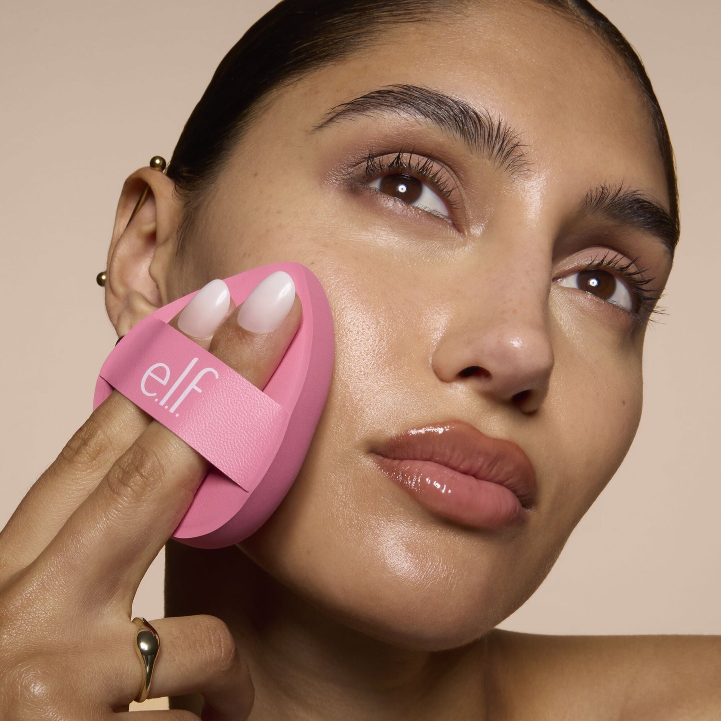 pillow-puff-foundation-sponge-b9 81838_MOM_PILLOW_PUFF_FOUNDATION_SPONGE_TOOL_SHOT_SONALI_0126_V2.jpg