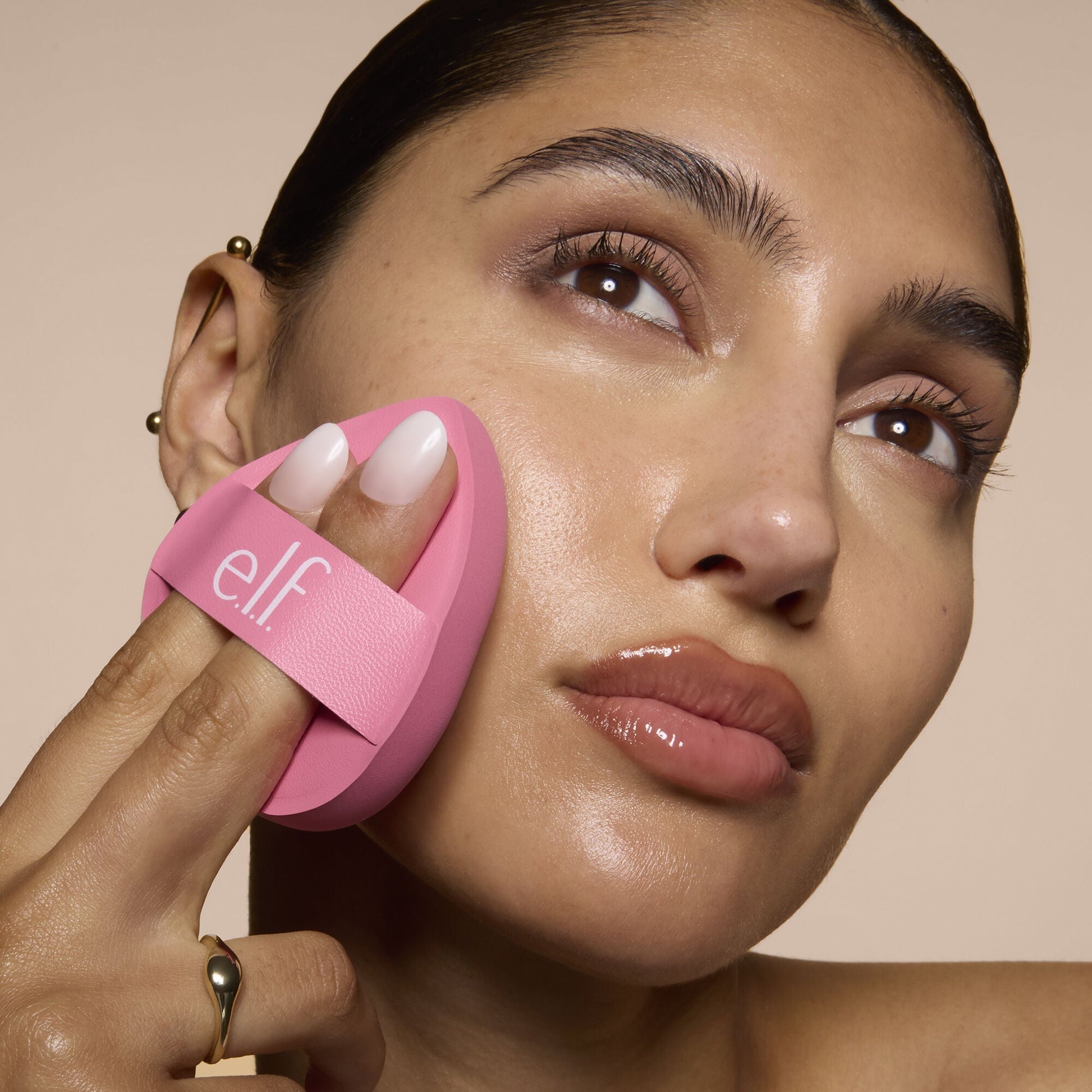 pillow-puff-foundation-sponge-b9 81838_MOM_PILLOW_PUFF_FOUNDATION_SPONGE_TOOL_SHOT_SONALI_0126_V2.jpg