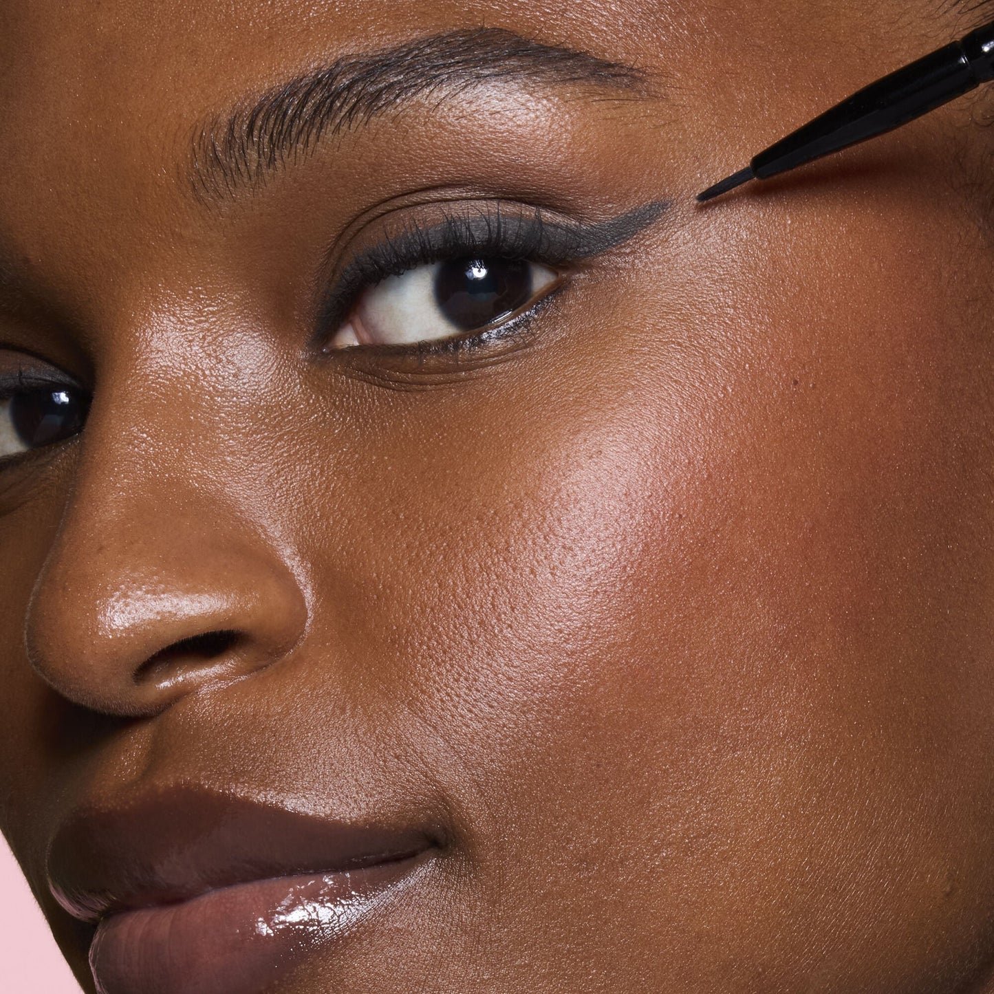ultra-fine-eyeliner-brush-q9 81915_ULTRA_FINE_EYELINER_BRUSH_TOOL_SHOT_MOM_TSHECA_0120_v2.jpg