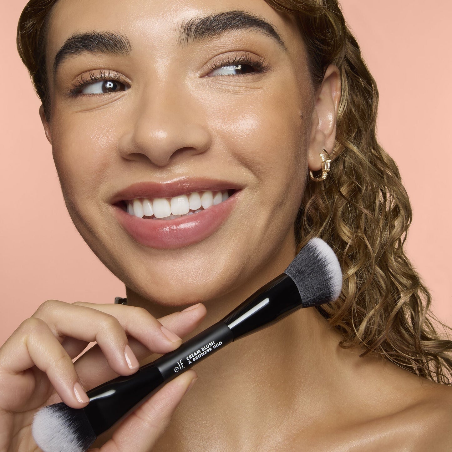 cream-blush-and-bronzer-duo-brush-e5 83857_CREAM_BLUSH_BRONZER_DUO_BRUSH_Q4_Alyssa_0103_V3_7510f340-cab5-4e94-b40f-1ad3f84fd183.jpg