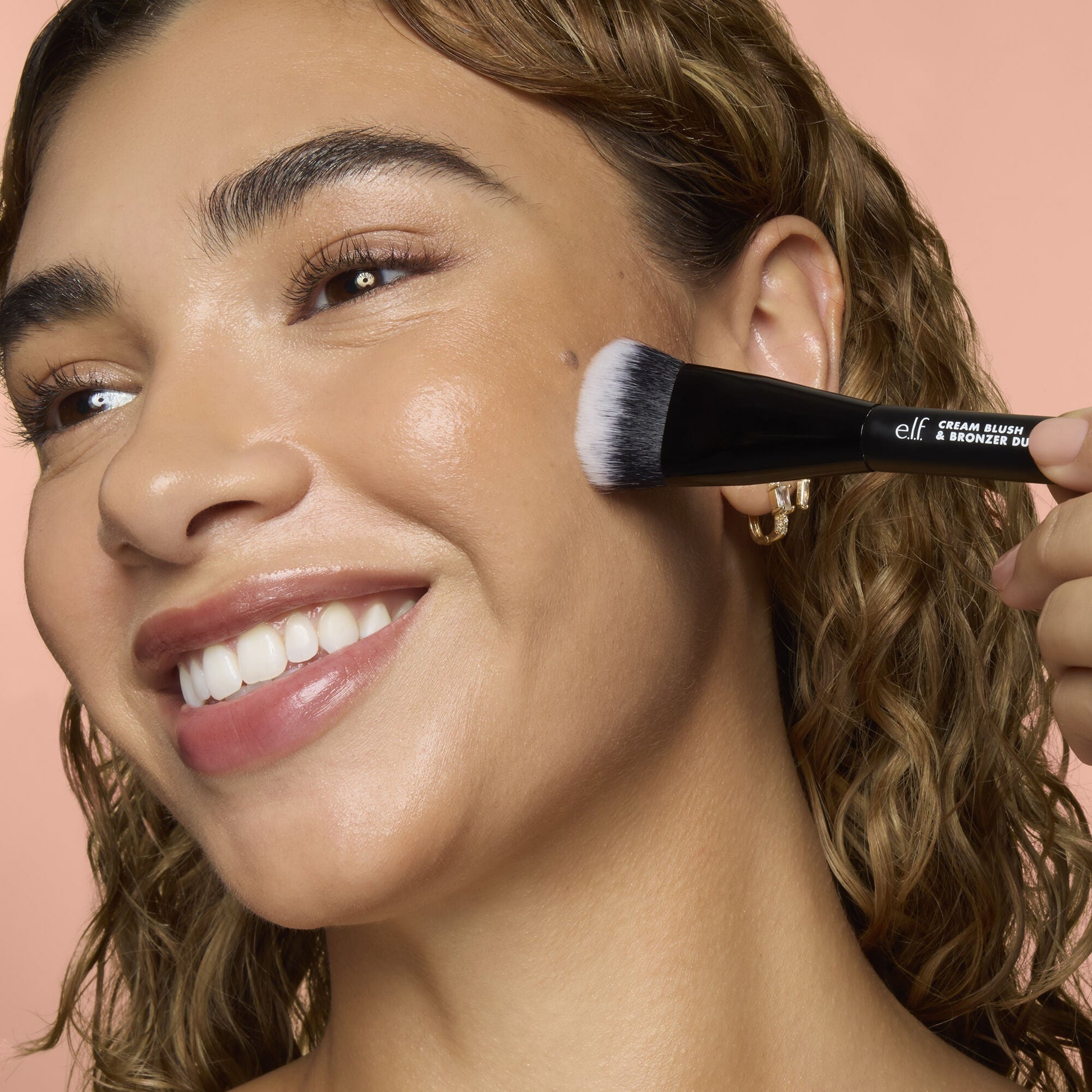 cream-blush-and-bronzer-duo-brush-e5 83857_CREAM_BLUSH_BRONZER_DUO_BRUSH_Q4_Alyssa_0173_V4_388aa08a-f9a4-4160-ae36-d9cdde1f6141.jpg