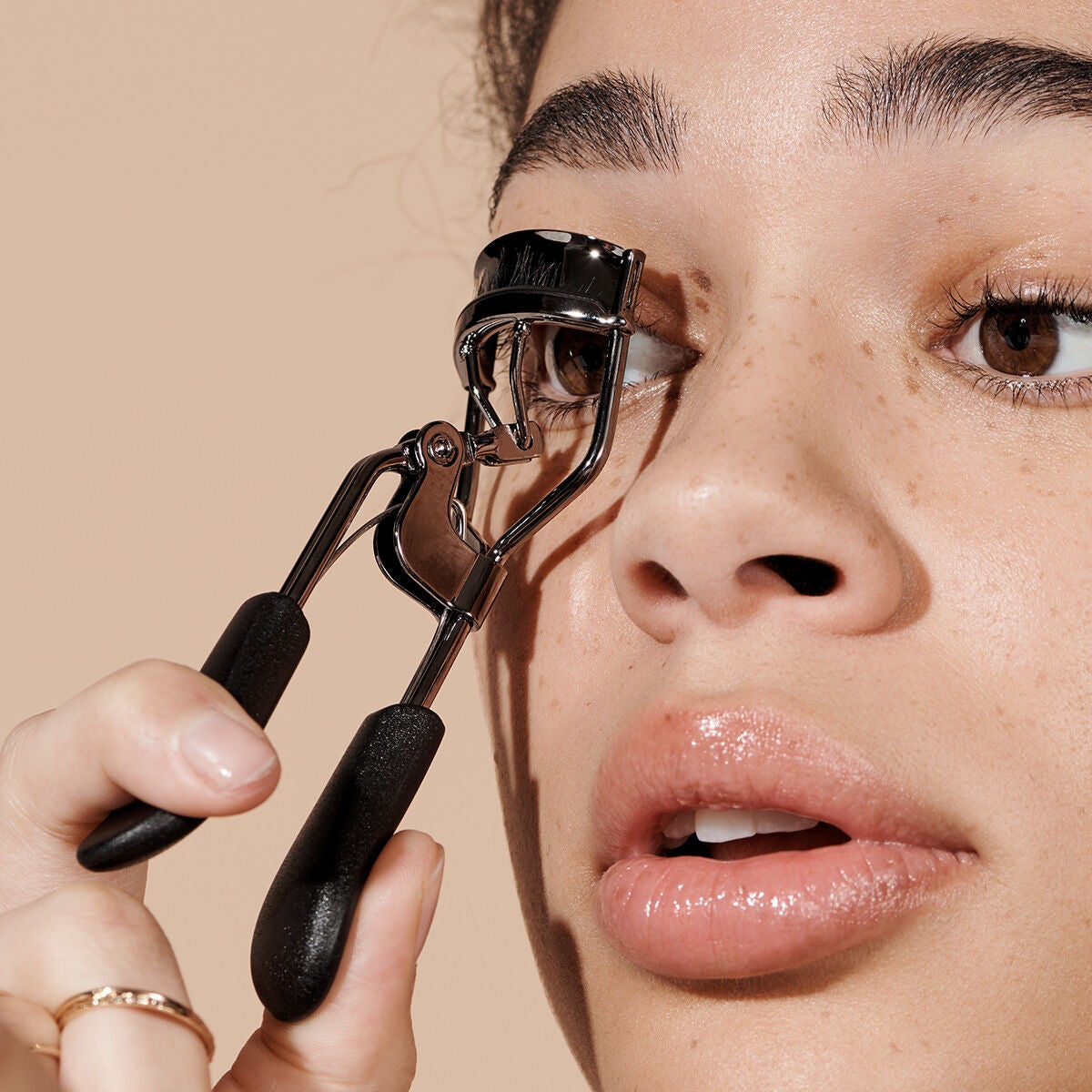 pro-eyelash-curler-q9 84067_ProEyelashCurler_Model.jpg