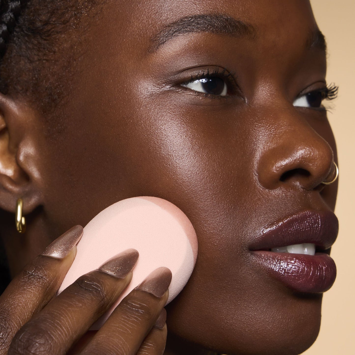 halo-glow-angled-silicone-face-sponge-q7 84235_HALO_GLOW_ANGLED_SILICONE_FACE_SPONGE_BILLIE_0078_V3.jpg