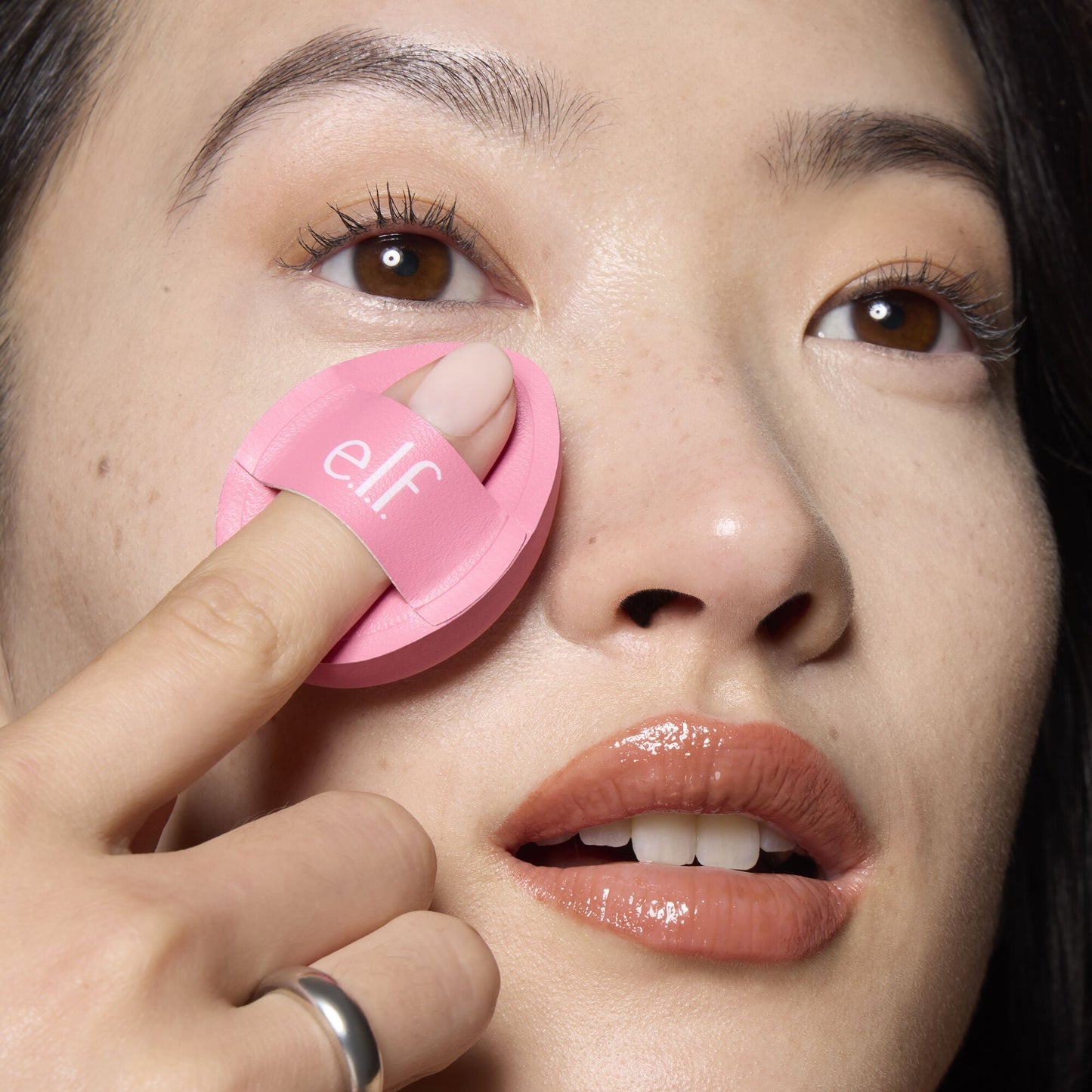 pillow-puff-concealer-sponge-g5 85120_MOM_PILLOW_PUFF_CONCEALER_SPONGE_TOOL_SHOT_SAKURA_V1_0095_V3.jpg